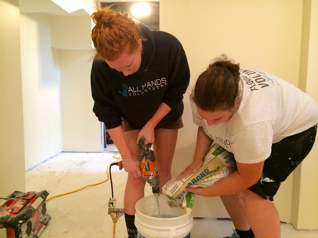 mixing and applying tile adhesive